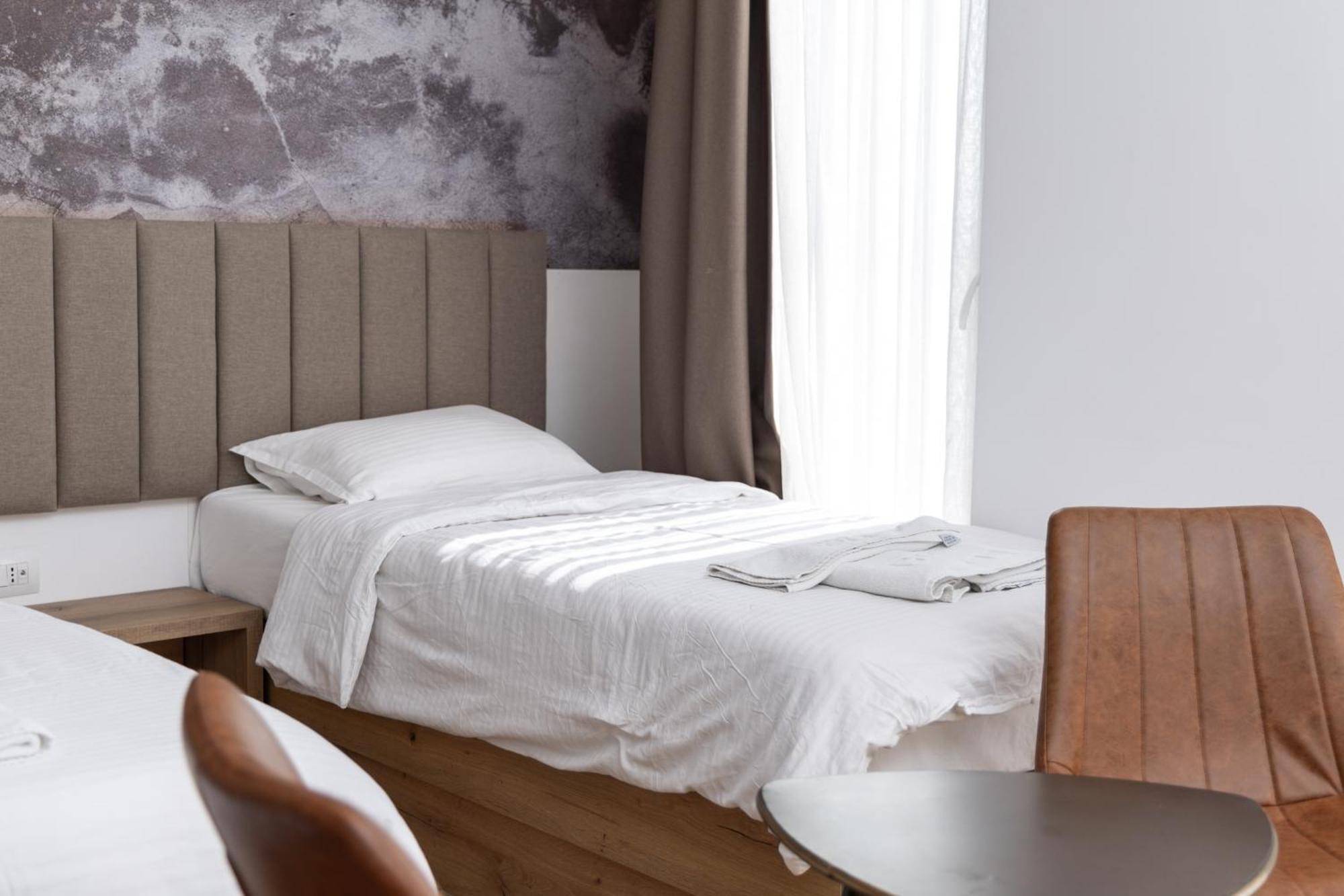 Roadside Hotel Lipjan Екстер'єр фото