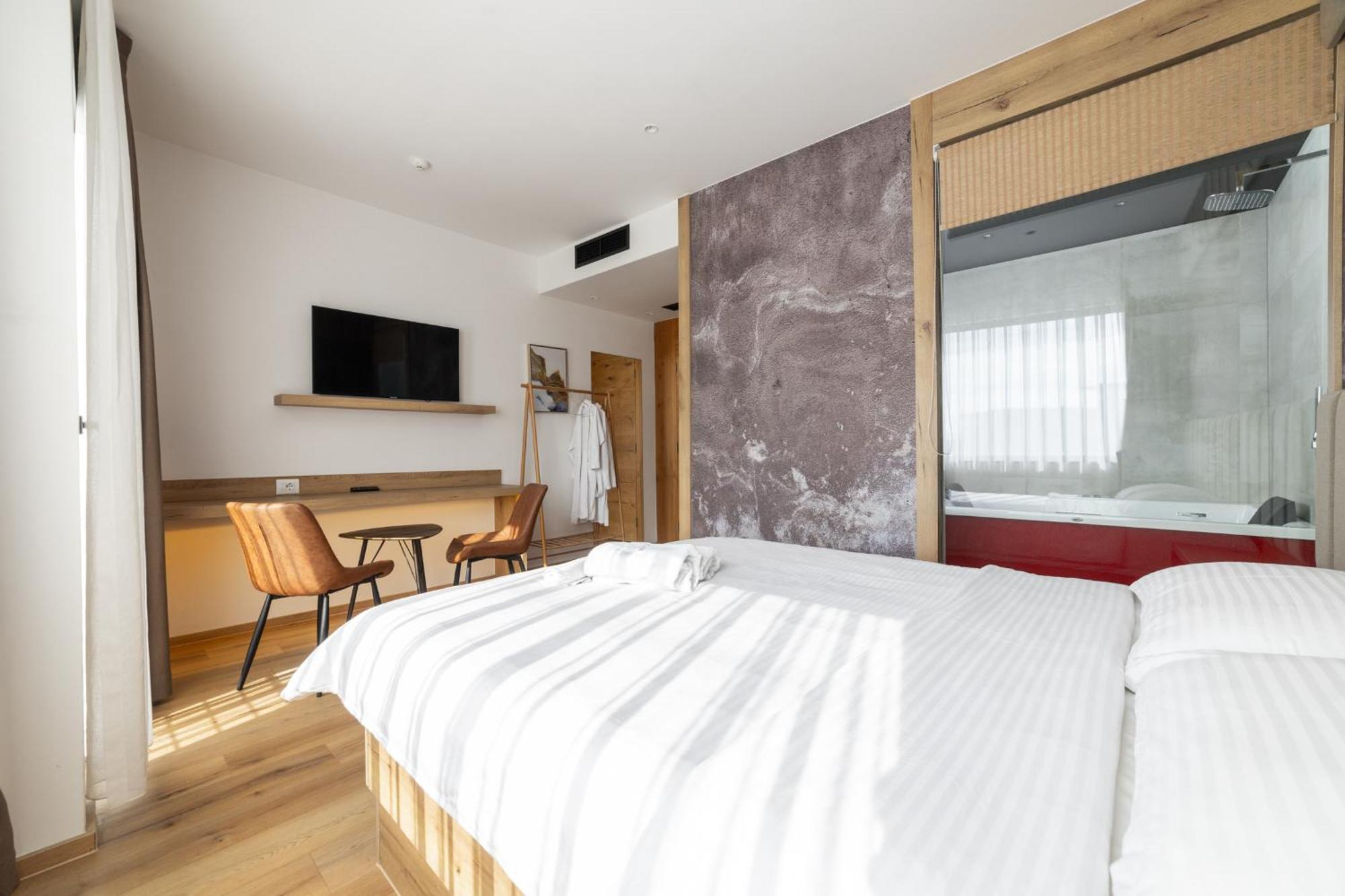 Roadside Hotel Lipjan Екстер'єр фото